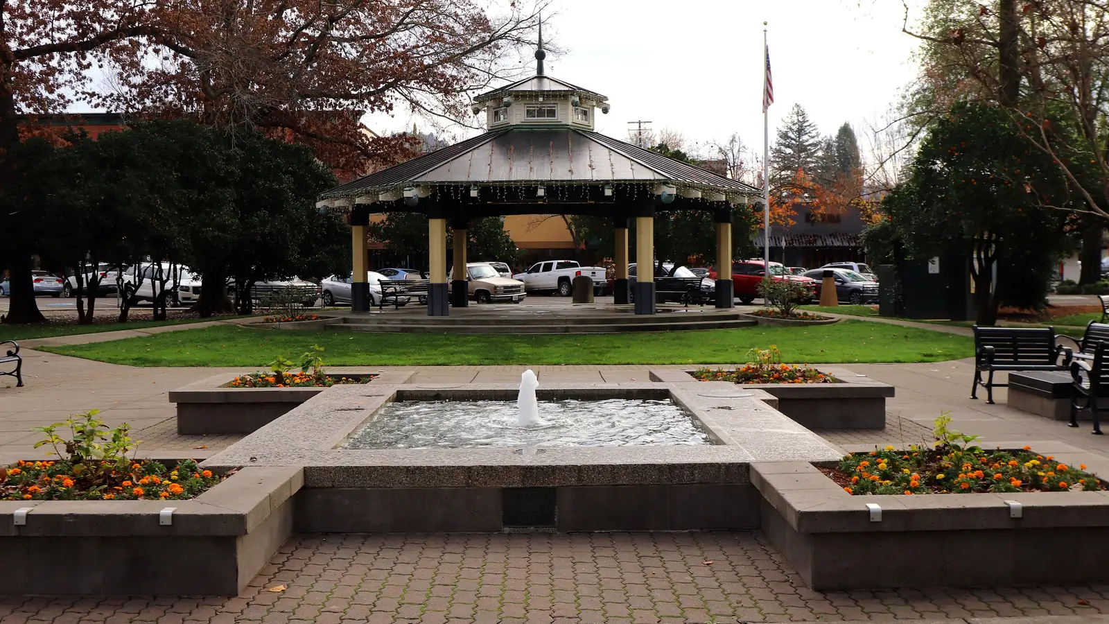 The gazebo and fountain on Healdsburg Plaza